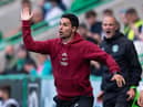 Arsenal manager Mikel Arteta delivers instructions to his players in the pre-season friendly defeat to Hibs at Easter Road (Photo by Ross Parker / SNS Group)