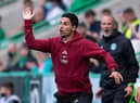 Arsenal manager Mikel Arteta delivers instructions to his players in the pre-season friendly defeat to Hibs at Easter Road (Photo by Ross Parker / SNS Group)