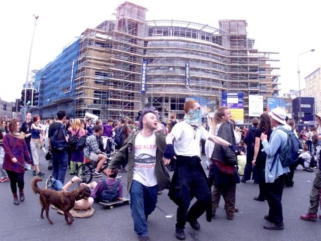 Here you can see the ‘Reclaim the Street’ anti-capitalism demonstration as it hit Tollcross, 17 June 2000.