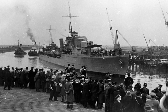 HMS Cossack arriving at Leith with British prisoners from Altmark during World War II (February 1940).