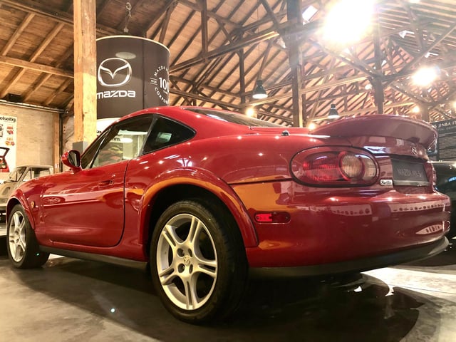 You certainly don’t see many of these around. Just 200 MX-5 Coupes were produced for the Japanese market in the early 2000s. And no, your eyes don’t deceive you: this is fitted with a proper fixed roof. Personally, I think it looks terrific. And if you look closely, on the lower left of rear, between the light cluster and reg plate, there’s still a ‘Roadster’ badge.
