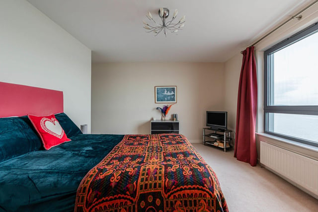 This large and spacious double bedroom comes with integrated wardrobes, an en-suite shower room and spectacular views of Edinburgh Castle and Arthur’s Seat beyond.