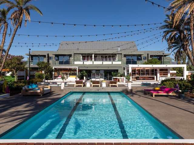 This luxurious swimming pool will be used precisely once in the whole series for a Casa Amor challenge where everyone is told to jump in the pool