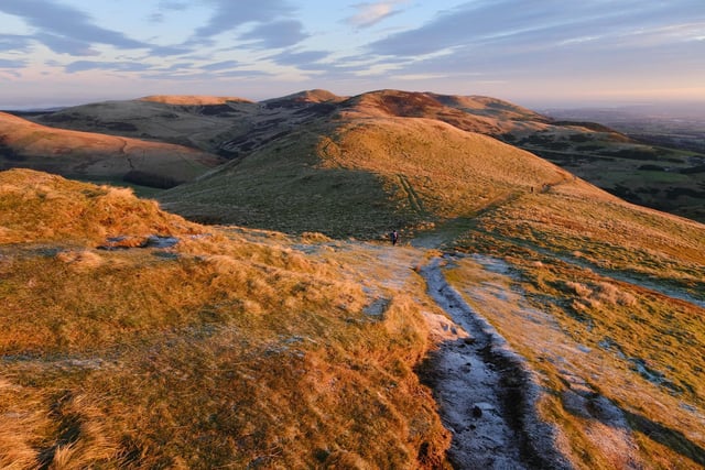 Scald Law, the highest peak in the Pentland Hills, is a challenging but rewarding hike. This winter walk offers gorgeous panoramic views of snow-topped mountains and the scenic Loganlea Reservoir.