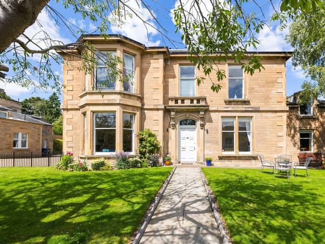 Peacefully set back from leafy St Alban's Road in the heart of Edinburgh's prestigious Grange Conservation Area, is this beautifully presented apartment. With the private gated front garden mainly laid to lawn.