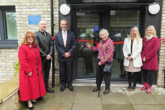 Cllr Margot Russell, Peter Smith, Cllr Stuart Mckenzie, Edit Smith, Cllr Kelly Parry and David’s daughter Ilona.