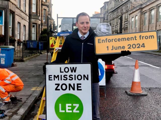 Signs are now in place to warn Edinburgh residents about the Low Emission Zone that goes live in June 2024. On Wednesday, November 29, councillor Scott Arthur met with contractors at Hope Park Terrace near the Meadows.