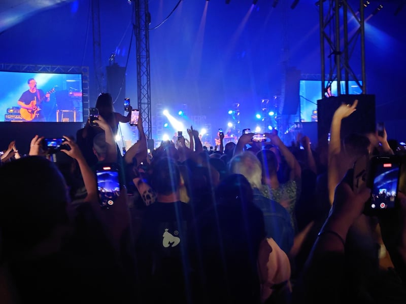 Fans capture The Proclaimers' rip-roaring performance of I'm Gonna Be (500 Miles) at Leith Links.