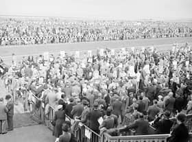 Crowds at the Musselburgh Races in July 1957.