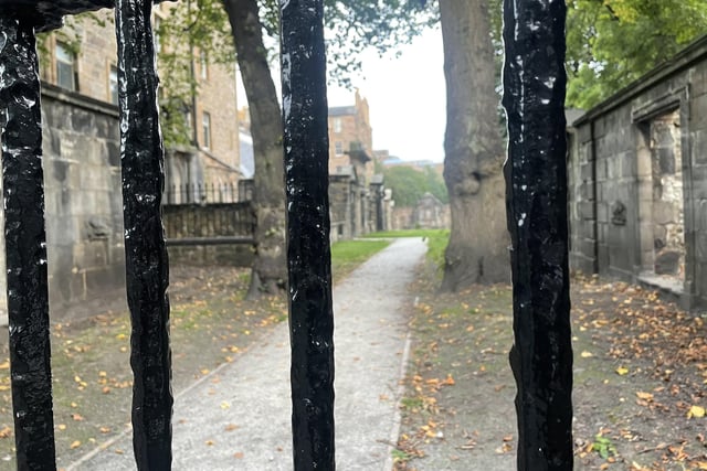 If you peek behind a gate in Greyfriar’s Kirkyard, you can see the spot where hundreds of people were imprisoned, starved and killed. In 1679, a group of people called the Covenanters fought to protect Presbyterianism from the Crown and the Church of England, but were defeated. As punishment for their rebellion, the survivors were taken to Edinburgh, to an area of land bordering Greyfriars, and imprisoned. The conditions were poor for the prisoners, who had no shelter and were only fed four ounces of bread a day. Many of them died, some were tried and executed for treason, while others escaped or were freed after agreeing to be loyal to the Crown. Today, there's a plaque commemorating the prisoners in the south-western corner of the kirkyard.