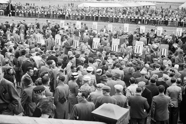 Crowds at Musselburgh Races in July 1957.