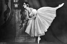 Russian ballerina Anna Pavlova (1885 - 1931) perfroming in a production of 'Chopiniana' in New Zealand.   (Photo by Hulton Archive/Getty Images)