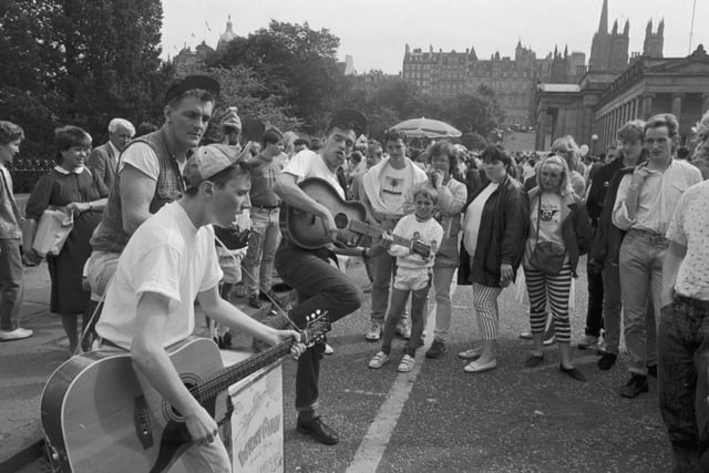 Crowds gather outside the Royal Scottish Academy to see Edinburgh skiffle band Wray Gunn and the Rockets performing on the streets during the Edinburgh Festival. Year: 1987