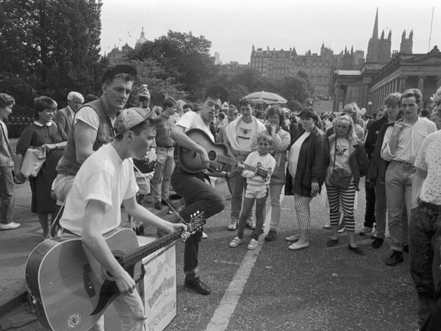 Crowds gather outside the Royal Scottish Academy to see Edinburgh skiffle band Wray Gunn and the Rockets performing on the streets during the Edinburgh Festival. Year: 1987