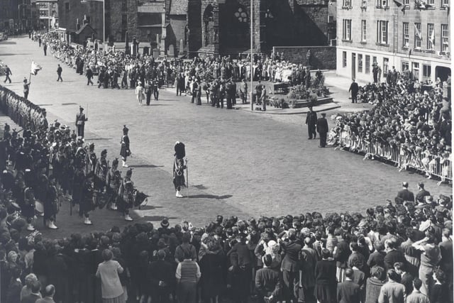 The Queen inspects the Royal Scots guard of honour in Dalkeith, June 1961. Photo courtesy Midlothian Council Local Studies.
