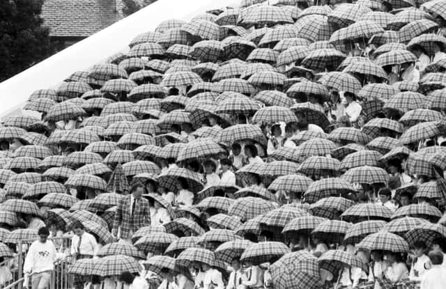 Singers at the 1986 Games opening ceremony were given tartan umbrellas to keep off the rain.