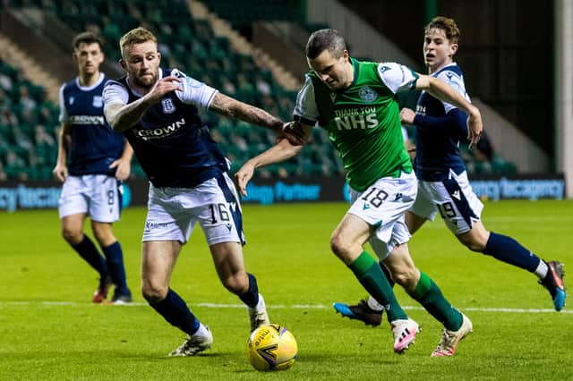 Hibernian's Jamie Murphy competes with Christie Elliott during the Betfred Cup group match between against Dundee at Easter Road, on November 15, 2020 (Photo by Ross Parker / SNS Group)