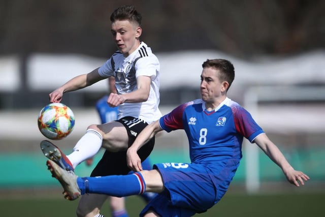 Manchester United risk losing out on Icelandic midfielder Isak Bergmann Johannesson with Juventus stepping up their interest in the IFK Norrkoping star (Daily Mirror)