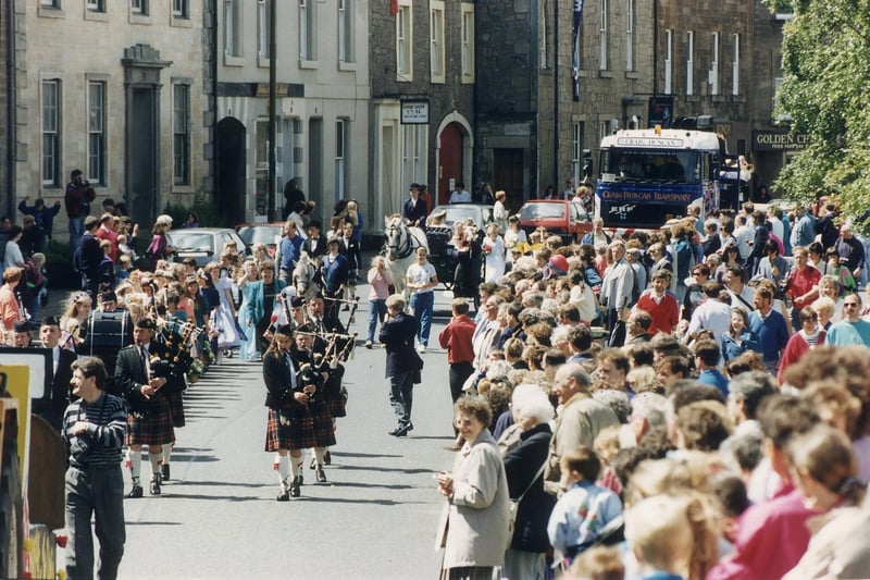 Crowds line the street for the Linlithgow Gala Day in 1993.
