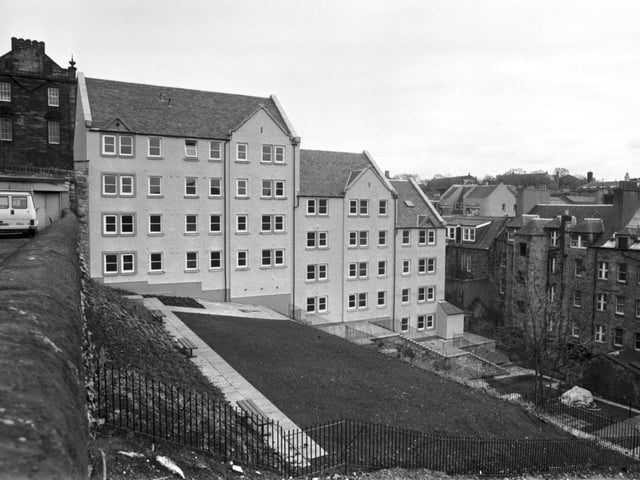 New private flats built by Barratt at Castle Wynd South in April 1989.