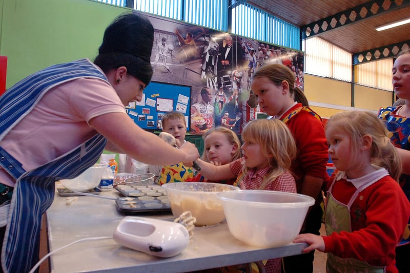 Masterchef finalist Stacie Stewart passed on some of her baking skills to the Cookery Club at Willowfield Primary school, Witherwack in 2011.