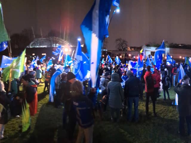 Hundreds of people gathered outside the Scottish Parliament in Edinburgh with Scottish flags and anti-Brexit placards. (Photo credit: @corencur on Twitter)