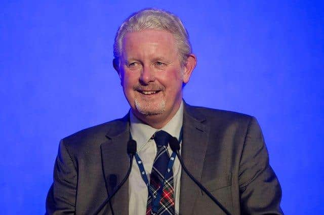 Sports broadcasting legend Dougie Donnelly has called 'foul' on Edinburgh's worsening congestion.