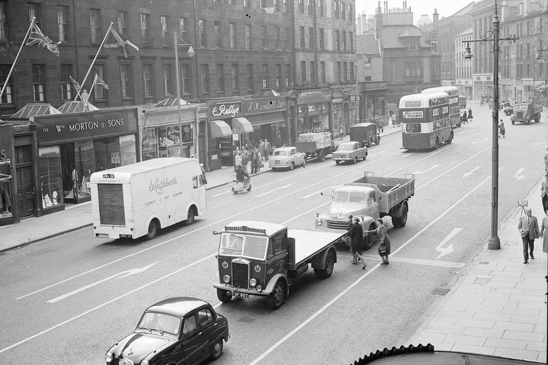 At the end of the 1950s these new road markings were laid out on Lothian Road designed to help traffic flow easier. Motorists were not convinced and the police had to issue a statement through the press urging drivers to follow the arrows.