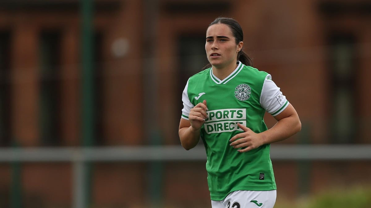 Hibs defender Poppy Lawson signs new contract