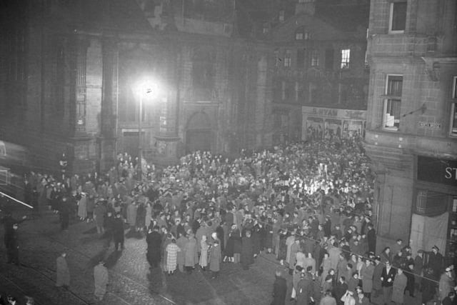 Hogmanay 1955: Crowds outside the Tron Kirk.