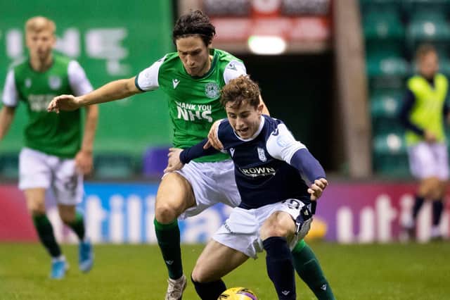Joe Newell challenges Dundee's Finlay Robertson during a Betfred Cup match between Hibs and Dundee at Easter Road, on November 15, 2020 (Photo by Ross Parker / SNS Group)
