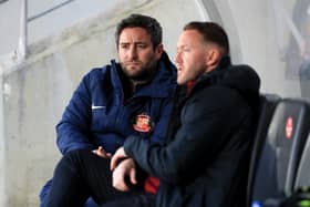 Lee Johnson speaks with Aiden McGeady during the pair's time at Sunderland. Picture: PA Images