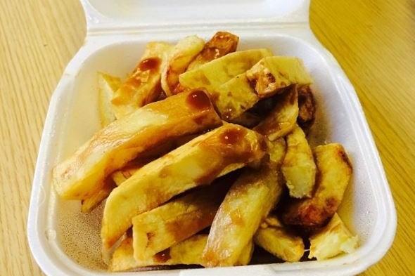 One of the biggest east/ west coast splits in Scotland is over what we put on our chippy tea. While people in the west tend to have salt and vinegar on their chips and suppers, we Edinburgers prefer salt and our very own unique brown sauce, which contains vinegar, and hits the spot every time!