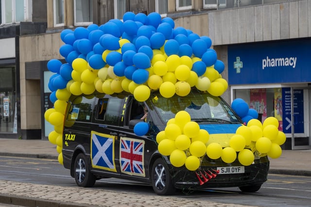 One Edinburgh cabbie showed his support for Ukraine with his balloon decorations.