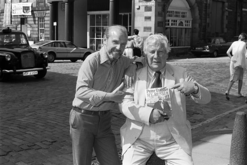 Evening News journalist John Gibson gives the thumbs-up to broadcaster, writer, raconteur and actor Peter Ustinov, promoting his book 'My Russia' in Edinburgh in August 1984.