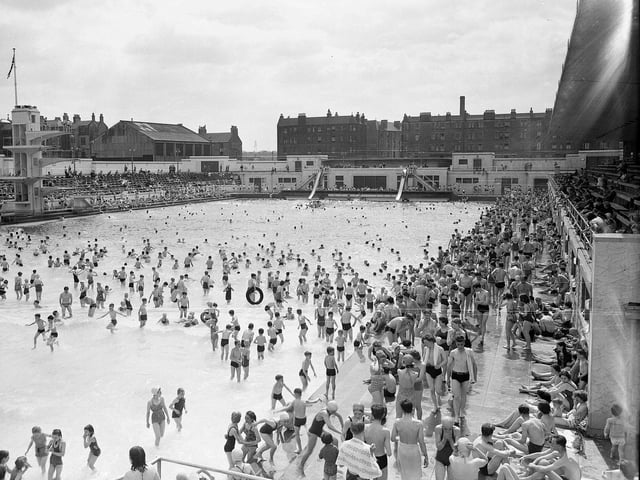 A packed Portobello Outdoor Swimming Pool in May 1952.