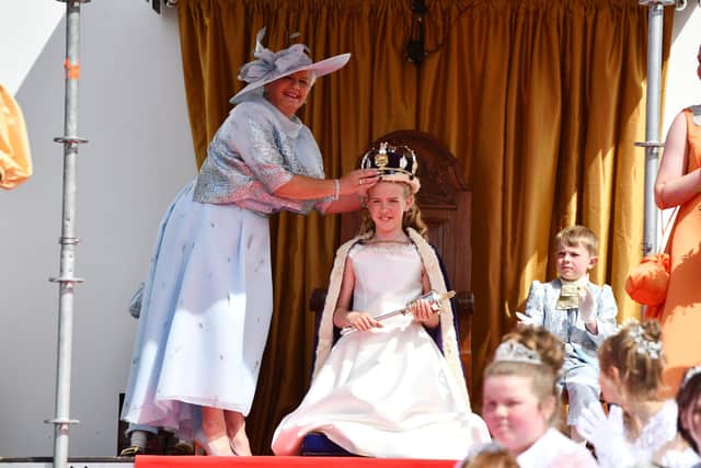 Bo'ness Fair Queen Aimee Gilcrest crowned by Pamela Millar