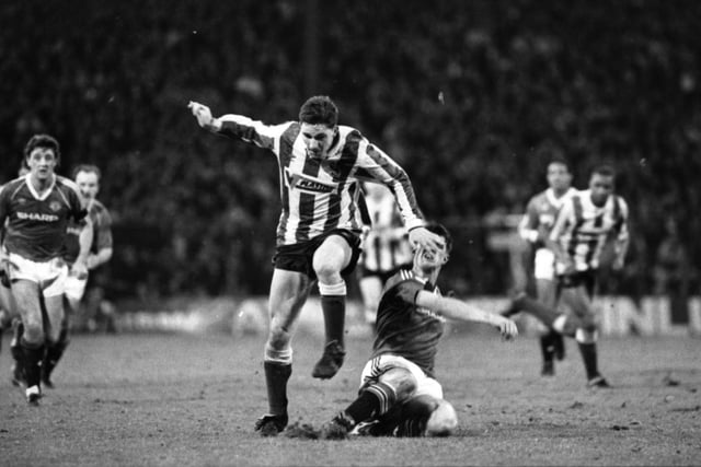 David Hirst fends off a challenge from Manchester United's Gary Pallister in March 1990.