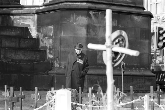 Former soldier Rob Smith (83) pays tribute to his fallen comrades at the Princes Street Garden of Remembrance in Edinburgh in 1988.