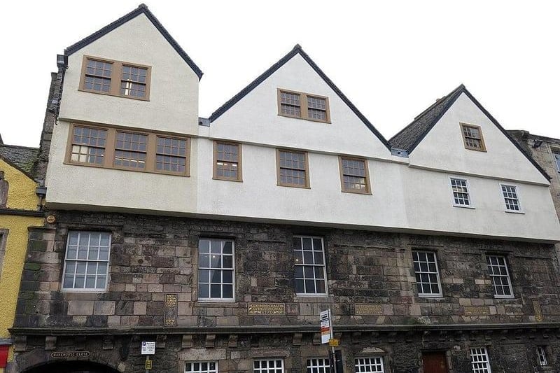 Similar to John Knox House and Moubray House further up the Royal Mile, Huntly House features overhanging gables. It was built around 1570 and has still managed to maintain its historic character. It is thought to have been named in the 17th century after the Marquis of Huntly, who stayed here for a time. The house is sometimes referred to as the ‘speaking house’ on account of Latin inscriptions displayed on its facade. Several inscriptions have been added over the centuries. Huntly House is now home to the Museum of Edinburgh.