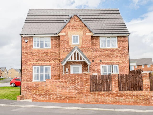 At only two years old, this attractive property comprises modern fixtures and fittings throughout and is ideally located for access to Leeds city centre, with both the M62 and M1 motorway nearby. GBP: 260,000