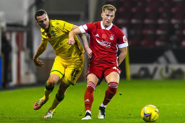 Hibs' Jamie Murphy tussles for possession with Aberdeen's Ross McCrorie during the league head-to-head. Photo by Craig Foy/SNS Group)