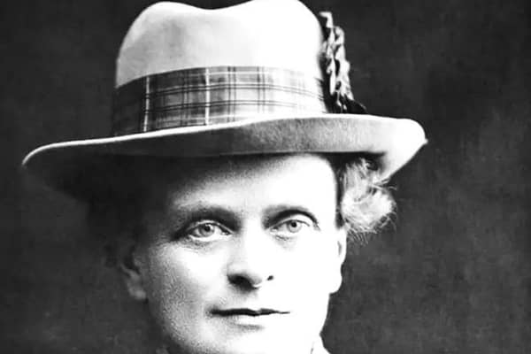 Scottish doctor and suffragist Dr Elsie Inglis will be celebrated with a statue in her hometown of Edinburgh.