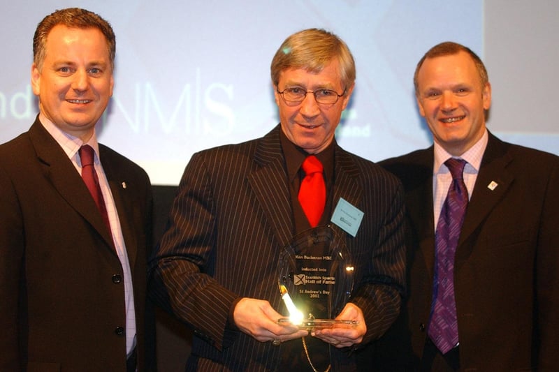 Ken Buchanan  receives his award from First Minister Jack McConnell and Minister for Culture and Sport, Mike Watson. Pic.... Neil Hanna