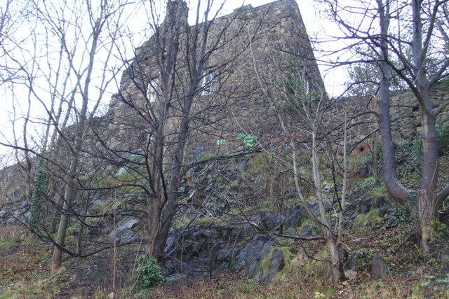 Also, known as Restalrig Castle, Lochend Castle hangs over Lochend Park and dates from the 16th century. It was reportedly burned by William Gilmour of the Inch around 200 years later. The remains, an L-plan tower house, now form part of Lochend House, an occupied property which is B-listed.