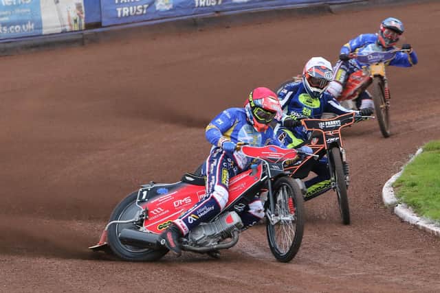 Richie Worrall leads Sam Masters in heat one at Armadale last night. Picture: Jack Cupido