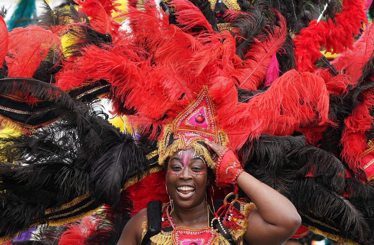 Honderden artiesten genieten van het Edinburgh Carnival