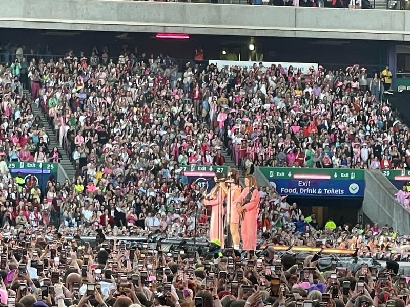 Murrayfield Stadium was packed to the rafters as Harry Styles peformed the first of two gigs in Edinburgh on Friday evening.