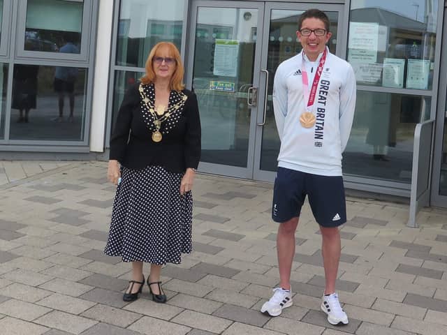 Depute Provost Councillor Margot Russell was honoured to welcome Loanhead swimmer Scott Quin back home after his bronze medal success in Tokyo.