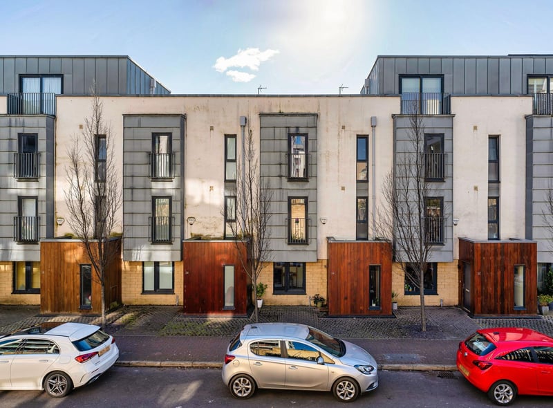 An excellent opportunity has arisen to acquire this highly desirable townhouse within the popular Fettes area of Edinburgh. Internally this accommodation is in excellent decorative order.